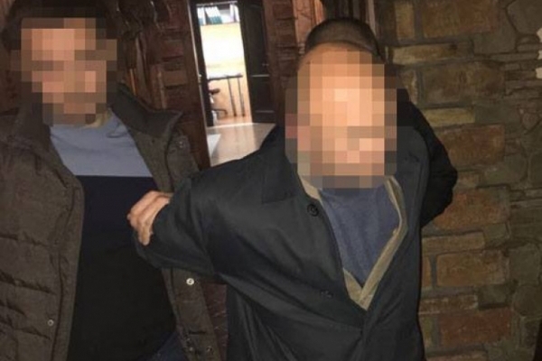 На майже півмільйонному хабарі попався податківець з Тернопільщини