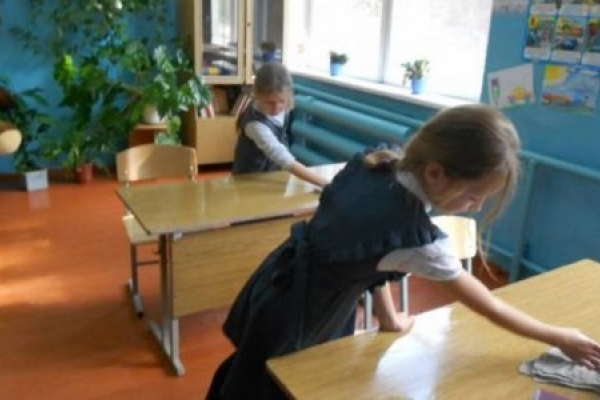 «Або здаєте гроші на прибиральницю, або прибираєте самі!» — дирекція школи у Тернополі