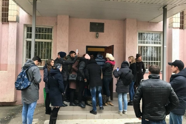 Сьогодні зранку провокатори намагались зірвати навчальний процес в педуніверситеті (фото, відео)