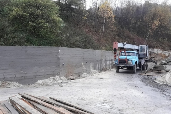 У Кременці будують велику стадіонну стіну за 1,5 мільйони