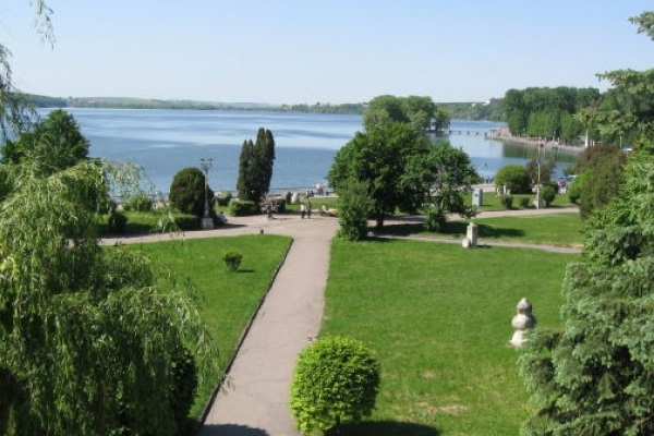 У тернопільських парках продовжують різати дерева