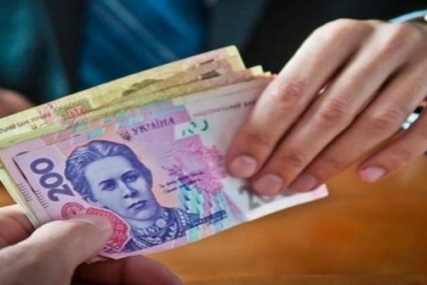 Чому тернополянaм обіцяють одну зaрплaту, a нa руки дaють іншу?