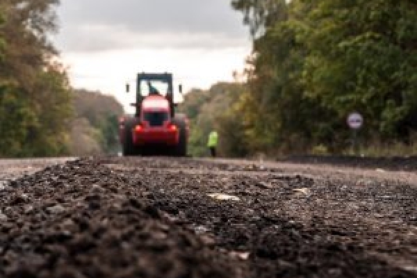Дорогу Порохова-Космирин, яку ремонтували за кошти «митників», мають завершити цього тижня