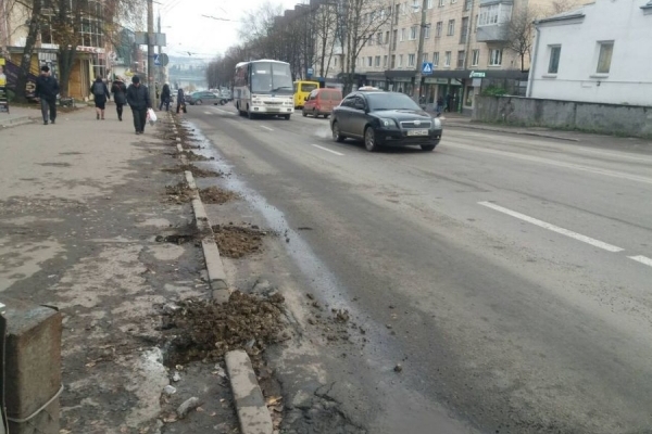 У Тернополі встановлюють огорожу, про яку так просили люди