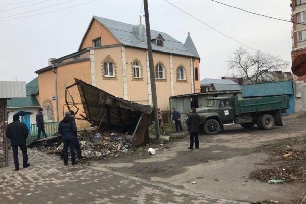 У Тернополі демонтували ще одну незаконно встановлену споруду