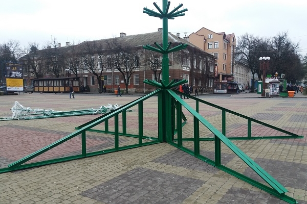 На Театралці встановлюють новорічну ялинку висотою 18,5 м