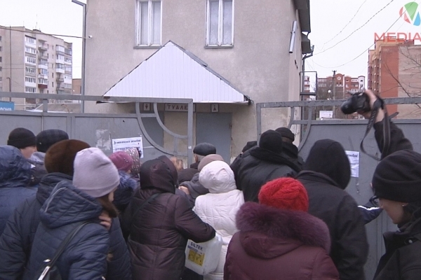 В Тернополі власник ринку викидає підприємців на вулицю (Відео)