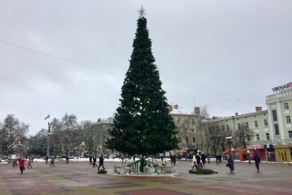 Різдвяні вогні встановлюють у центрі Тернополя