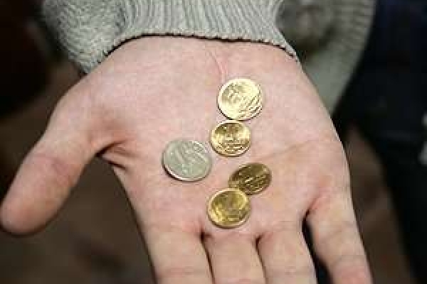 Майже половину заробленого жителі області проїдають