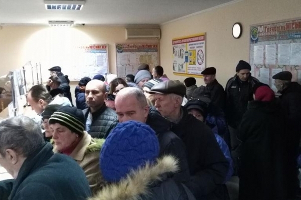 Тернополяни годинами вистоюють в чергах, аби подати показники за газ 