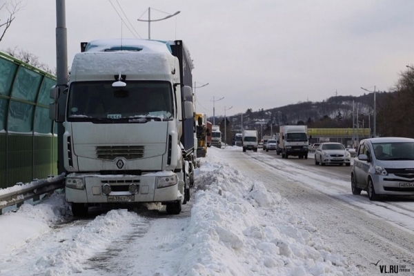 На Тернопільщині облаштували додаткові спецмайданчики для відстоювання вантажівок під час снігопаду