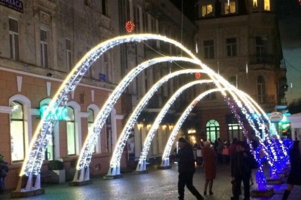 У центрі Тернополя встановили світлодіодні арки