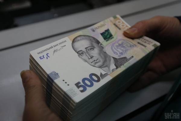 Кабмін пообіцяв зростання середньої зарплати цьогоріч до 10 тисяч