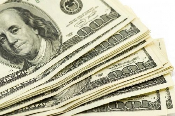 Майже половина населення країни воліє зберігати заощадження в американській валюті