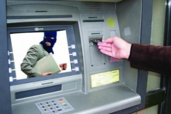 У Теребовлі чоловік помітив у банкоматі чужу картку й зняв з неї 17 тисяч