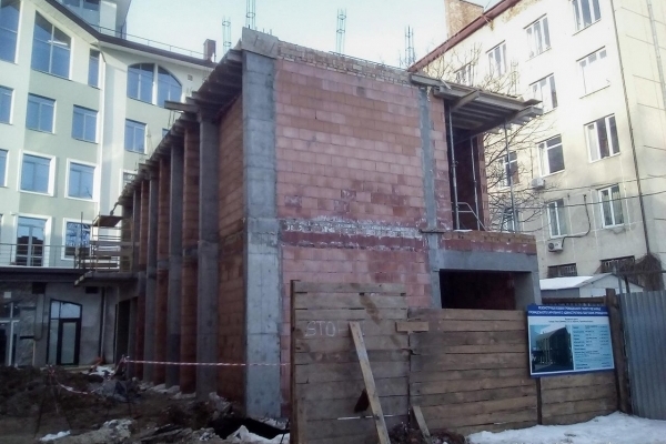 У центрі Тернополя на місці колишнього туалету будують ще один ресторан