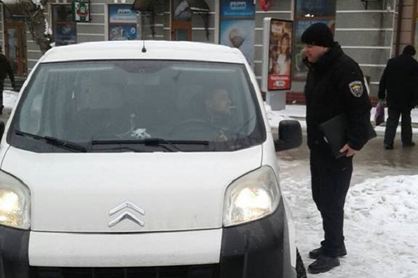 Тернополянин заплатить штраф за недопалок біля міської ради