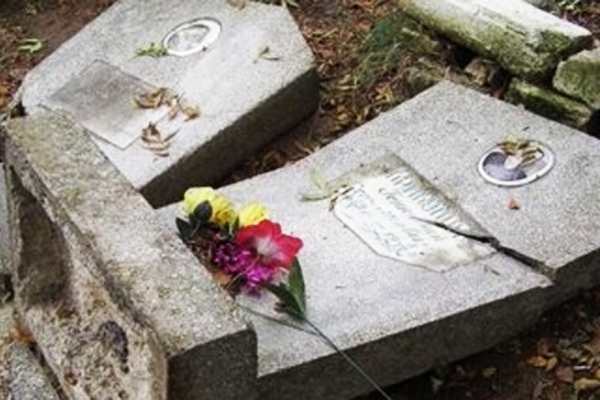 Тернопільське кладовище перетворили у смітник (Фото)