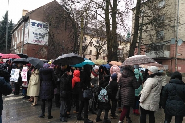 Учні школи мистецтв, їх батьки та вчителі перекривали дорогу (Відео)