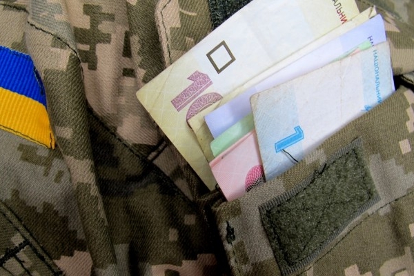 Військовим почали виплачувати підвищені пенсії