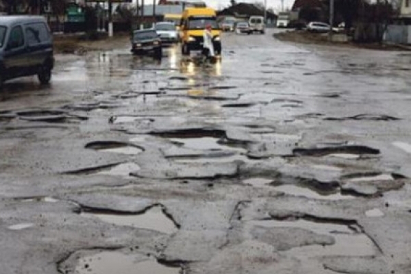 Тепер глибочезні ями на дорогах в Гримайлові буде видно вдень і вночі