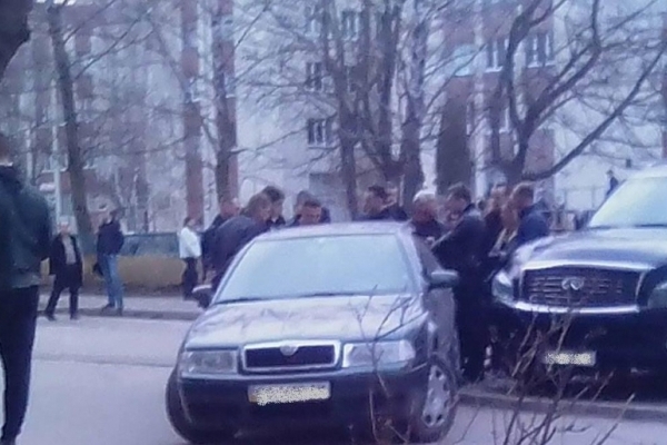 Водії автівок на єврономерах в Тернополі не дали поліції відібрати у водія «Infiniti»