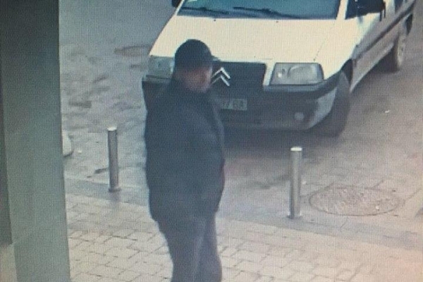 Камера спостереження зафіксувала чоловіка, який крав акумулятори з авто