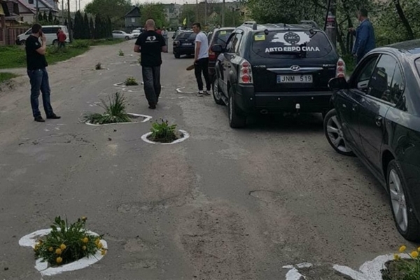 Активісти вимагали ремонту дороги у Кременці: тим часом у ямах висадили квіти (Відео)