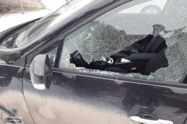 У Тернополі на ринку депутату погрожували пошкодити авто