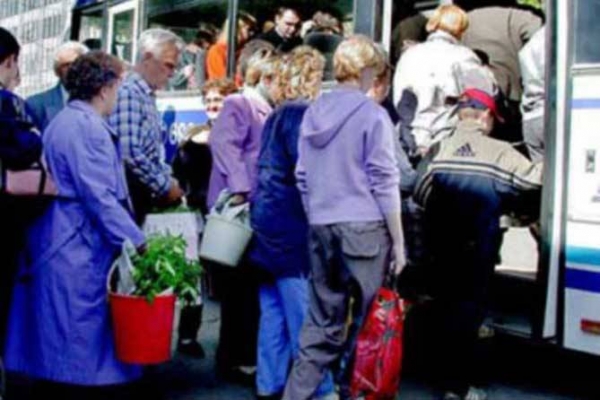 Жителі приміських сіл не можуть доїхати додому через дачників