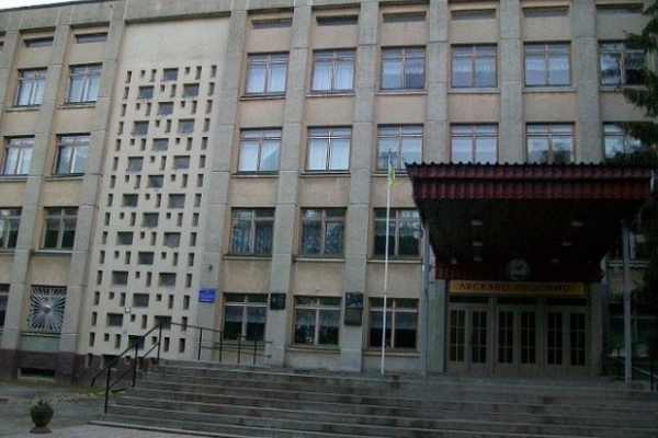 Директор тернопільської школи порушує конституційні права учнів?