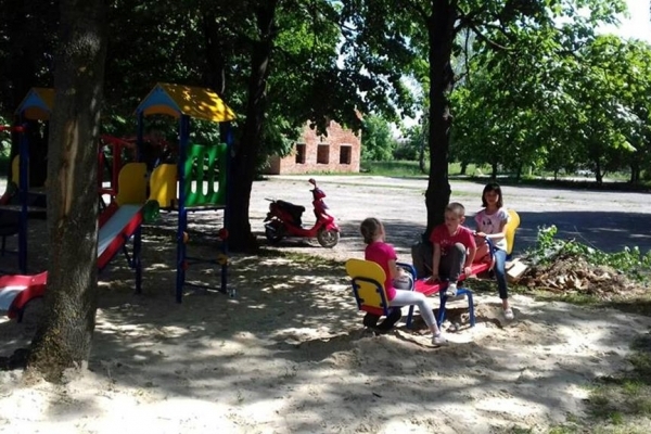 На Тернопільщині з’явився ще один новий ігровий дитячий майданчик (Фото)