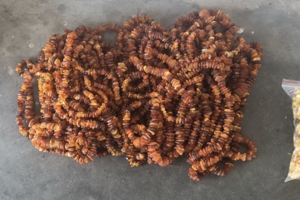 Тернополянин намагався вивезти до Польщі вироби з бурштину (Фото)