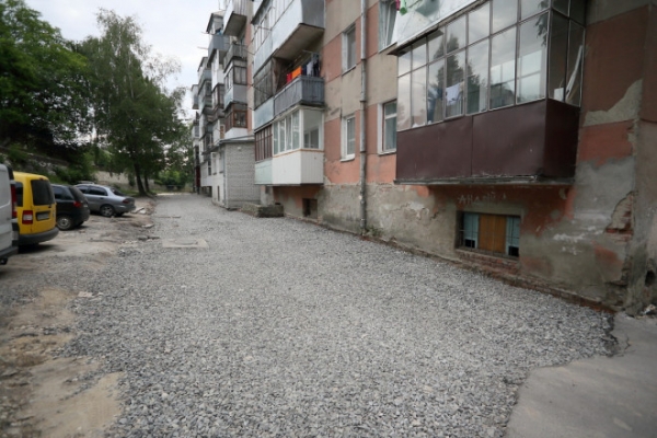 У дворі на Макаренка у Тернополі буде екопарковка