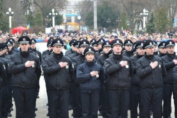 Тернопільська поліція таки справилась з жіночкою, яка торгувала зеленню на вулиці Чорновола (Відео)