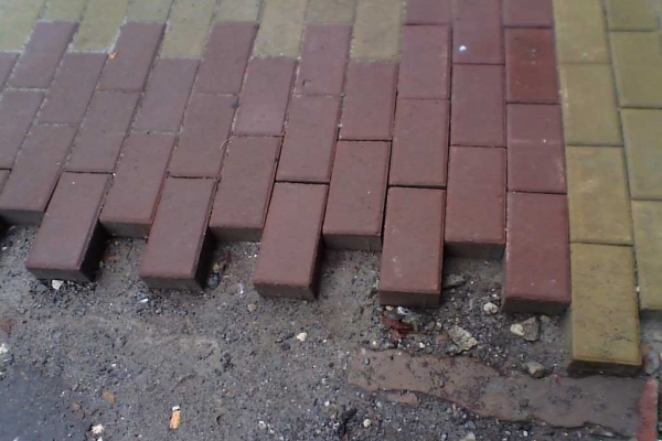 У Тернополі судитимуть службовця, який “нагрів руку” на встановленні бруківки