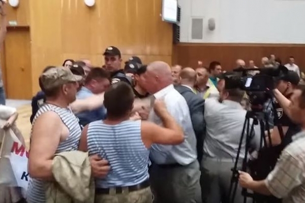 Підтримати активістів у питанні ОТГ на сесію Тернопільської облради прийшли вчителі школи мистецтв