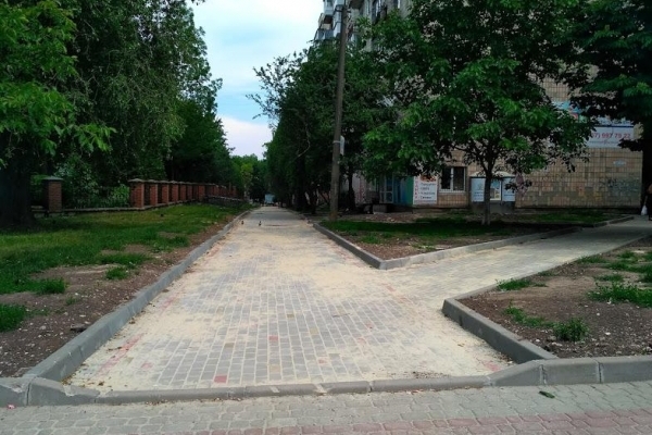 На проспекті Степана Бандери зробили пішохідну доріжку