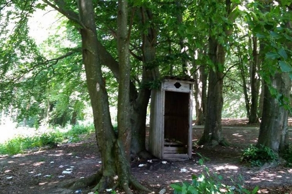 В тернопільському парку єдиний туалет – і той без дверей (Фото)