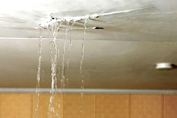 Комунальники кажуть, що мешканці гуртожитку на Текстильній самі винні (Відео)