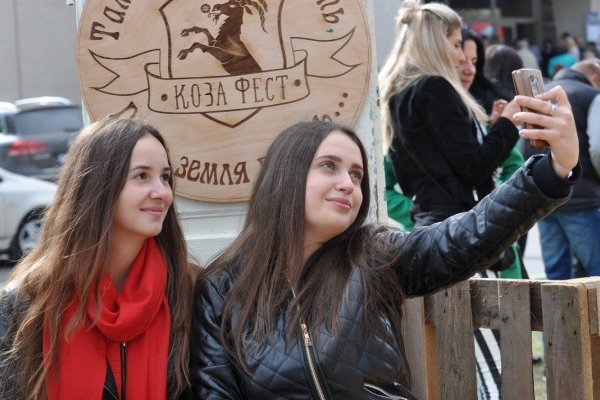 Сьогодні на Коза-фесті вчитимуть танцювати банси і влаштують гопацульки (Фото)