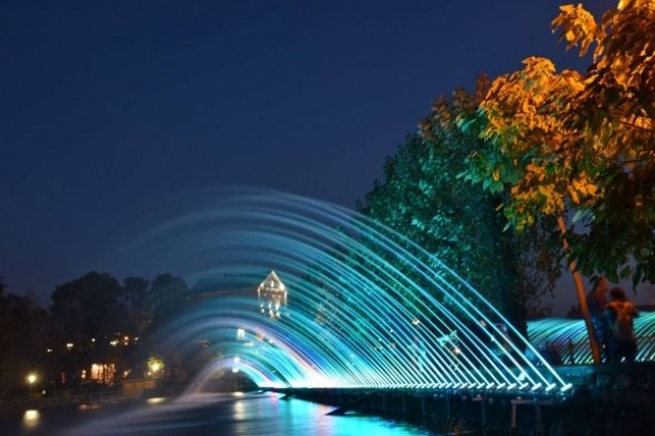 У Тернополі продовжують монтаж аераційного фонтану