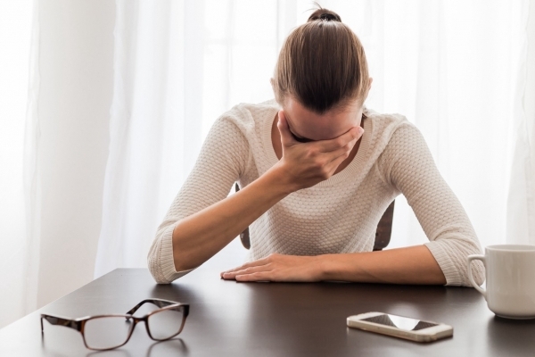 Бідолашна жінка через несвоєчасно сплачений штраф прибирає вулиці (Фото)