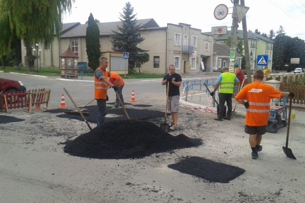 В Шумську продовжують латати дороги (Фото)