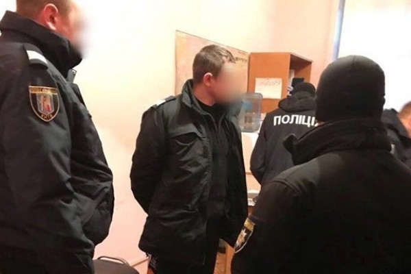 З'явилися подробиці затримання поліцейських, які у Тернополі грабували людей на залізничному вокзалі (Відео)