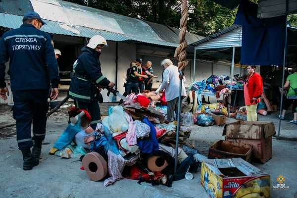 В Тернополі на ринку згорів кіоск з одягом (Фото)