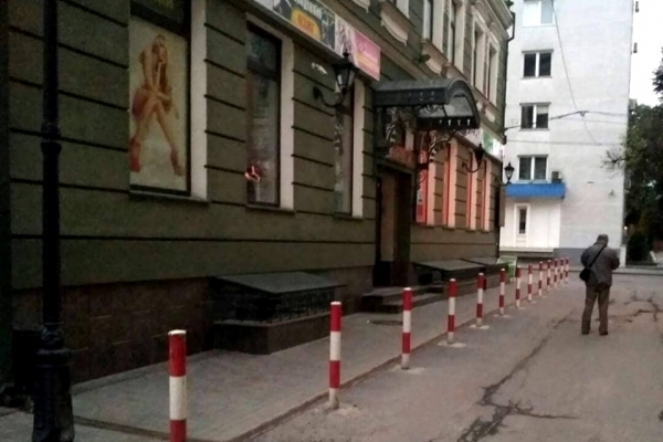 У центрі Тернополя демонтовано 13 незаконно встановлених обмежувачів руху