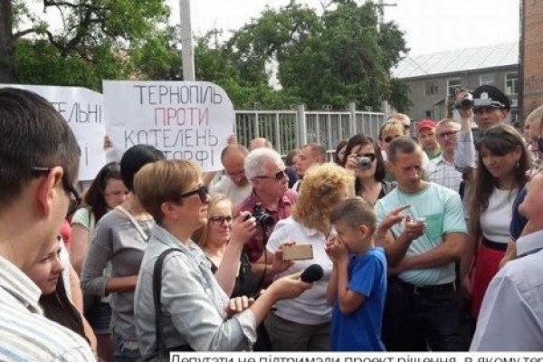 «Голі й босі» тернопільські активісти збирають гроші у людей 