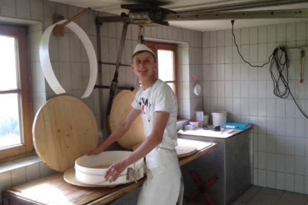 Хлопець з Бережанщини готує унікальний швейцарський сир «грюєр» (Фото)