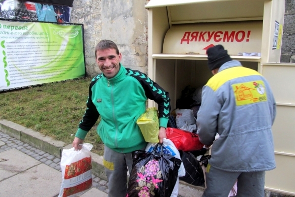 Як тернополянам безкоштовно отримати одяг (Відео)